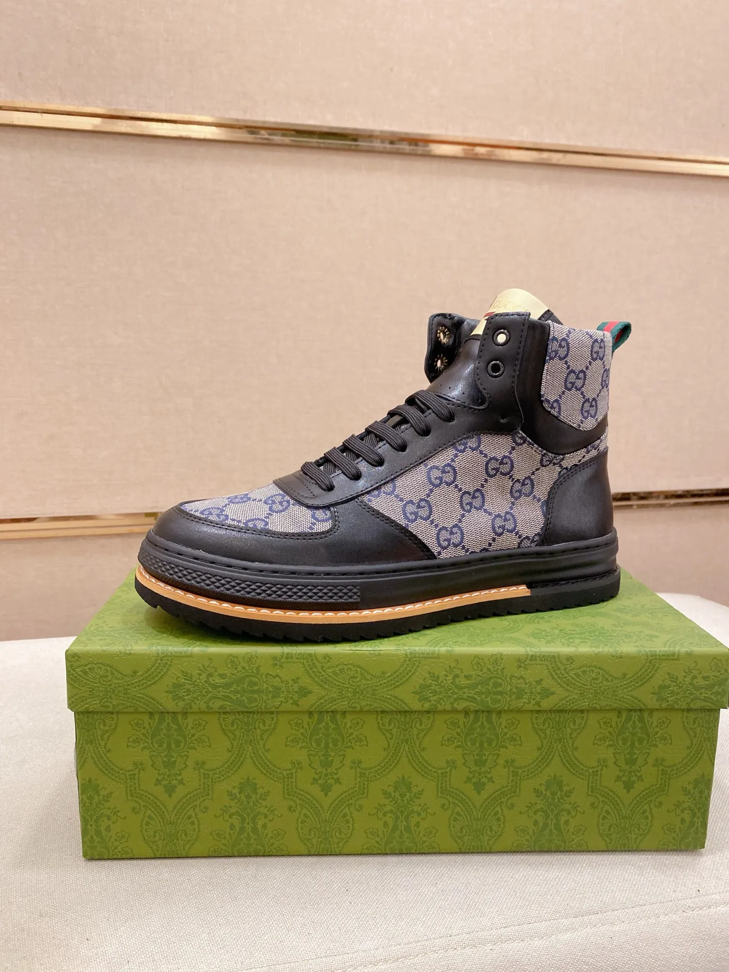 Men's shoes 💰 440 💰 High-quality new high-top GUCCI counters are on the market at the same time. The new men's shoes, 😘fabrics are selected imported cowhide, lining: sheepskin lining. 👍🏿 High-end ☄️ air-cushion molded anti-slip rubber outsole, exquisite lines, simple and elegant, comfortable and high-end for leisure travel. Code number: 38 to 44 (45 can be customized and cannot be returned or exchanged)